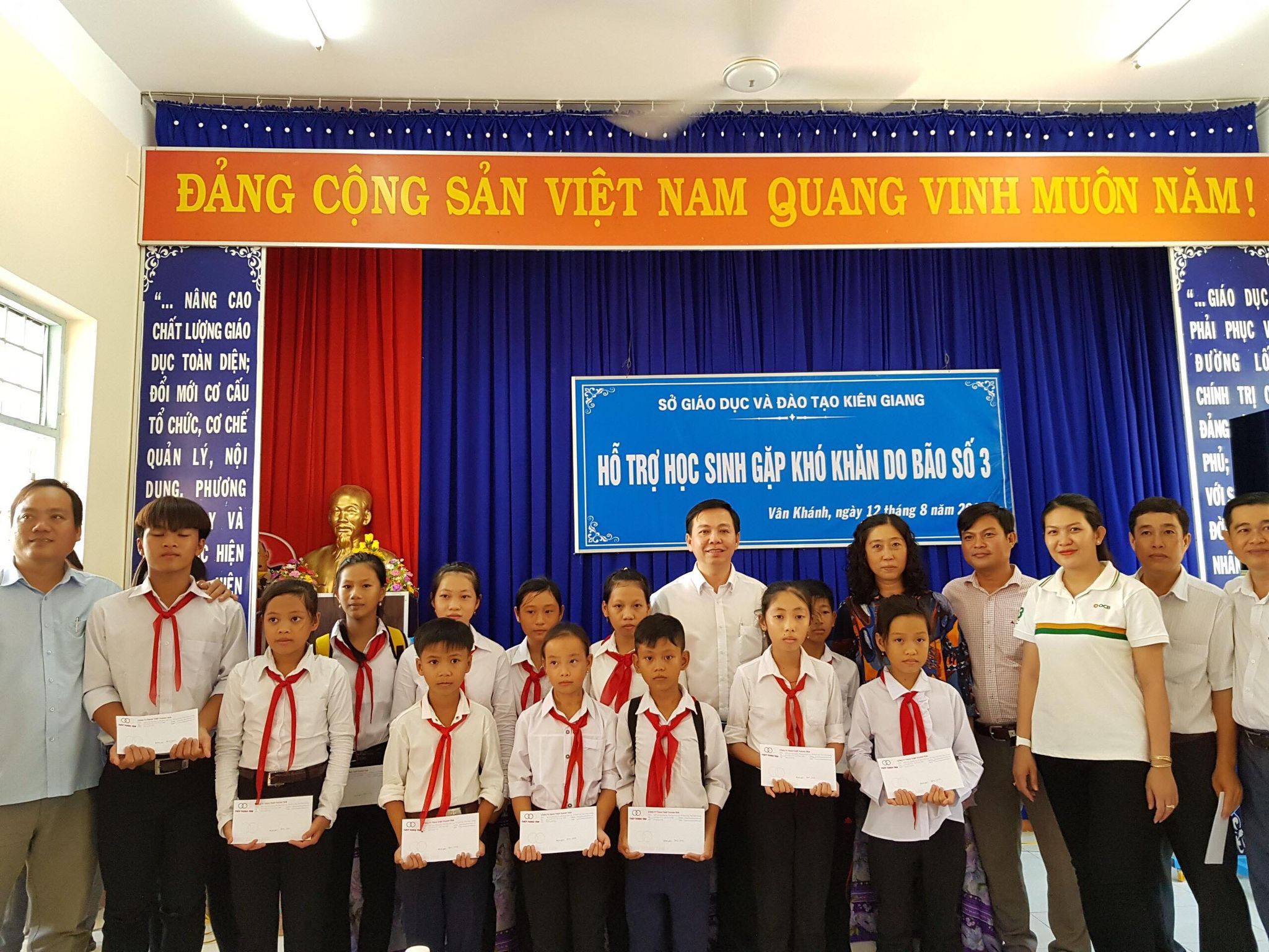 Hỗ trợ học sinh xã Vân Khánh